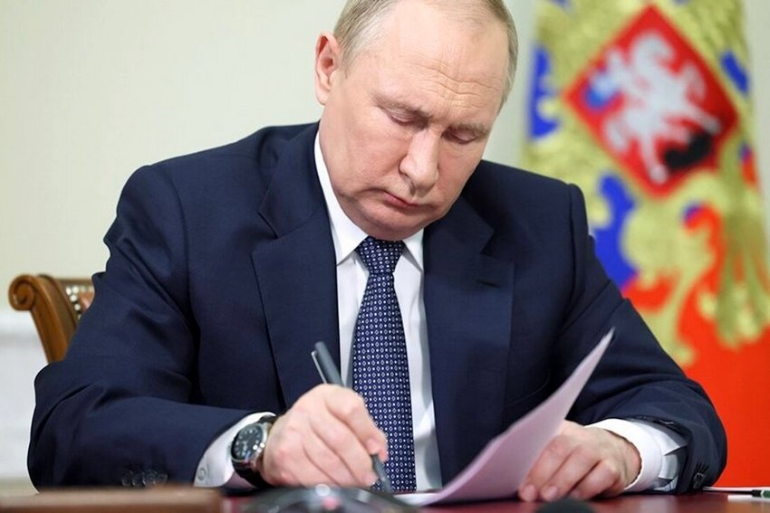 Путин подписал закон о социальных гарантиях для детей-сирот