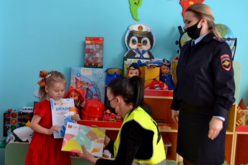В Тамбовской области наградили победителей детского конкурса рисунков «Весенняя дорога»