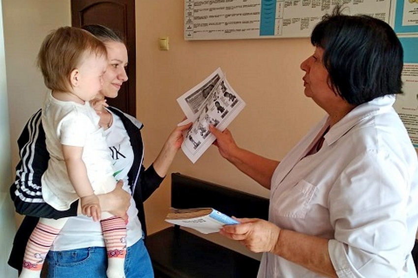 Медики детской поликлиники имени В. Коваля поддержали неделю иммунизации профилактическими акциями