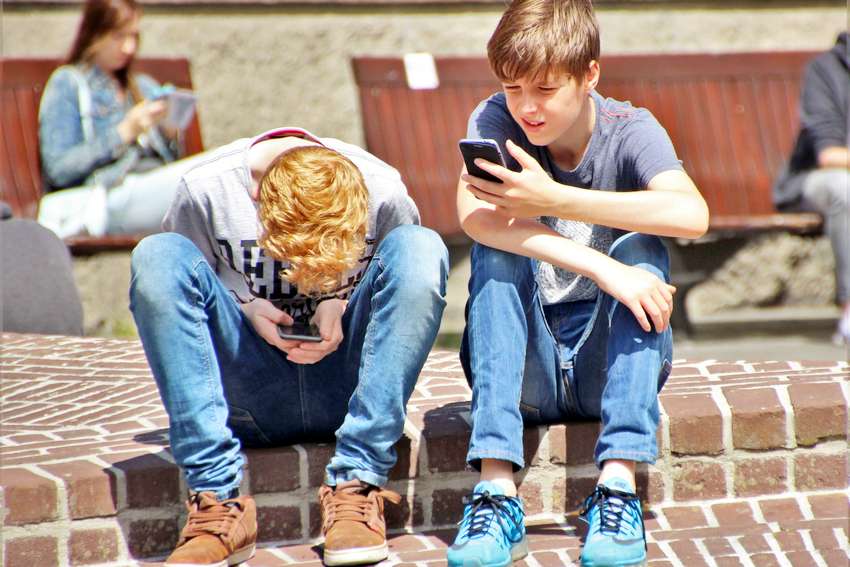 Подростки с телефонами