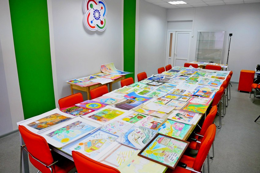 Новости образования: победа в конкурсе, выставка рисунков и детская безопасность на дорогах
