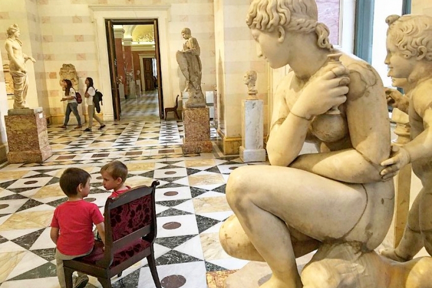 Эрмитаж получил жалобу о плохом влиянии обнаженных скульптур на детей