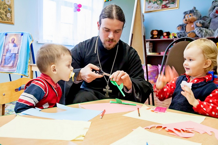 В РПЦ заявили о готовности воспитывать детей, чьи семьи не могут это делать