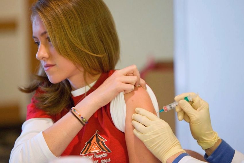 Подросткам в России не разрешили самостоятельно вакцинироваться от COVID-19