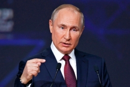 Путин поручил платить детские пособия независимо от роста доходов