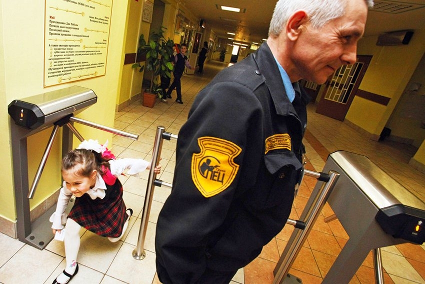 Безопасность детей в школах повысит специальное оборудование за 100 миллиардов рублей