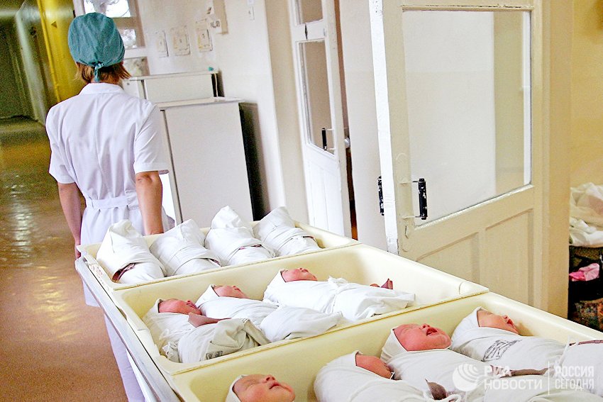 В Госдуме предлагают наказывать медсестер, перепутавших новорожденных