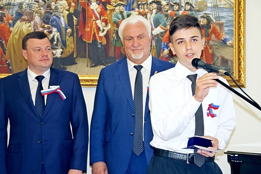 Губернатор Александр Никитин торжественно вручил паспорта одаренным школьникам 7