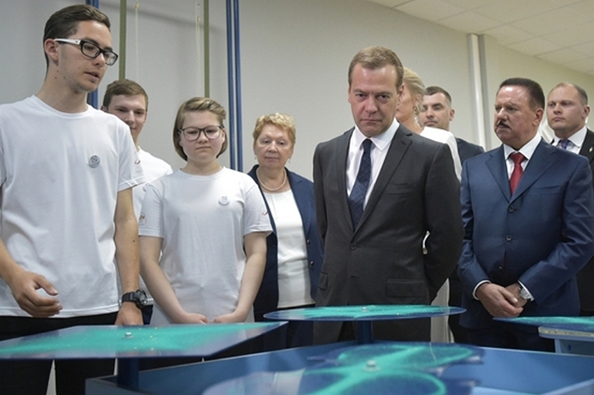 Дмитрий Медведев посетил детский технопарк «Кванториум» в Королёве