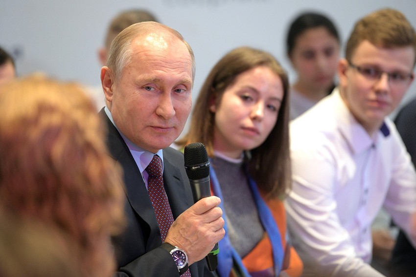 Владимир Путин встретился со школьниками, одержавшими победу во Всероссийском конкурсе сочинений 8