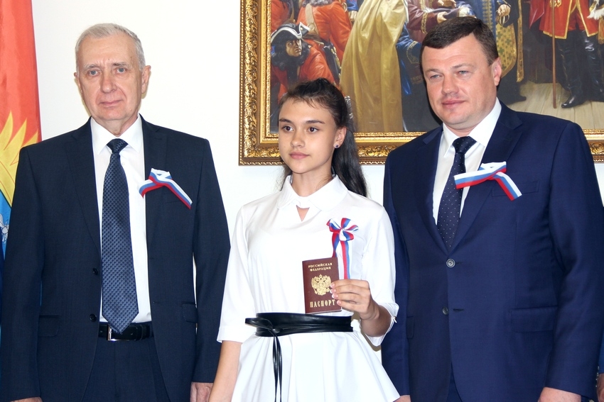 Губернатор Александр Никитин торжественно вручил паспорта одаренным школьникам 6