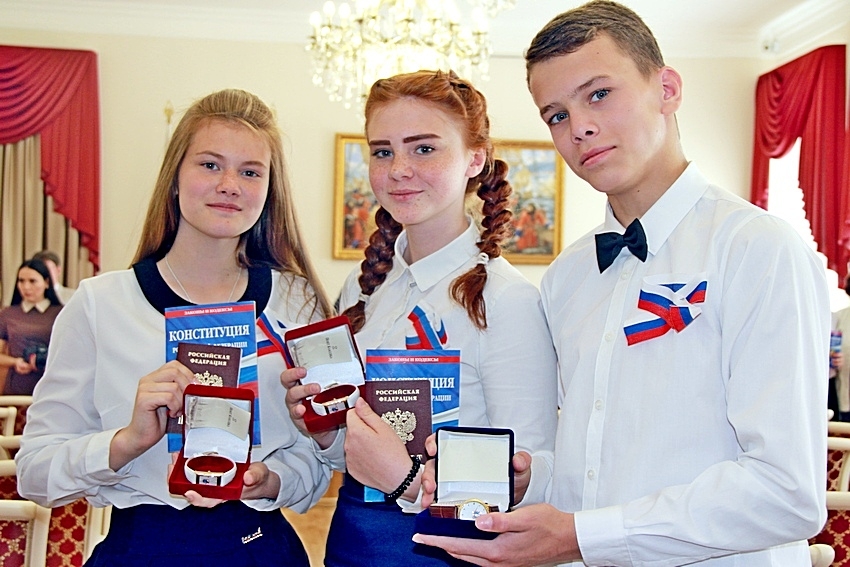 Губернатор Александр Никитин торжественно вручил паспорта одаренным школьникам