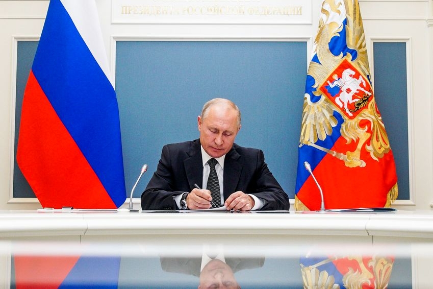 Путин подписал указ о выплатах семьям с детьми до 8 лет