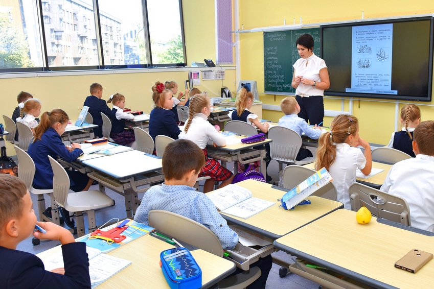 В Госдуме предложили приравнять педагогов к госслужащим по уровню льгот и доходов