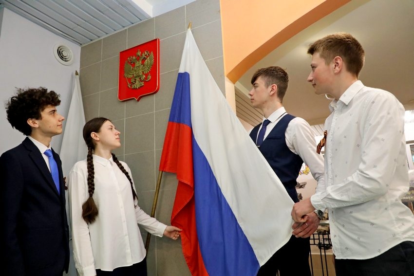 В России утвердили стандарт церемонии поднятия государственного флага в школах