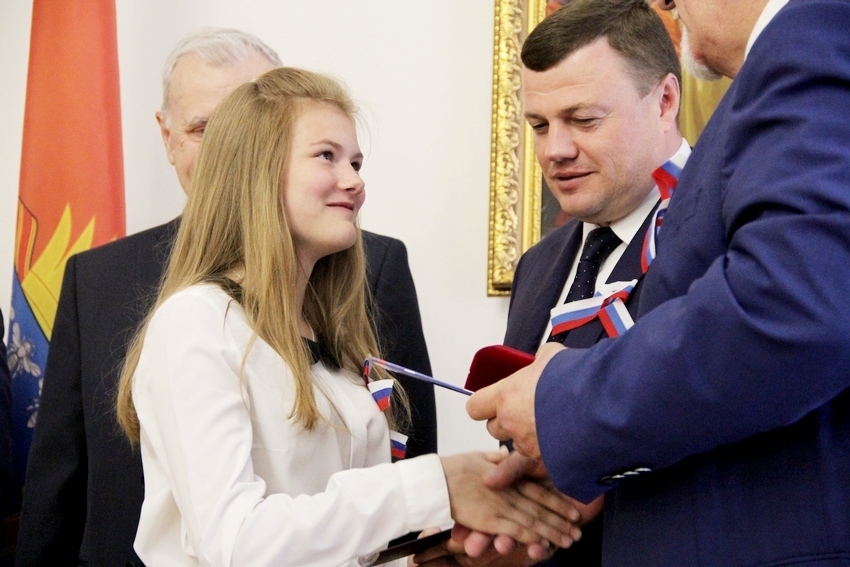 Губернатор Александр Никитин торжественно вручил паспорта одаренным школьникам 11