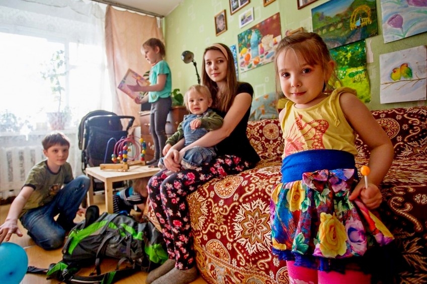 Абсолютное большинство среди бедных в России — семьи с детьми