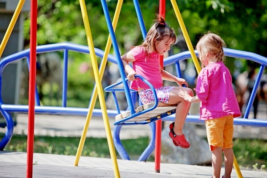 5 типичных конфликтов на детской площадке: как их решать