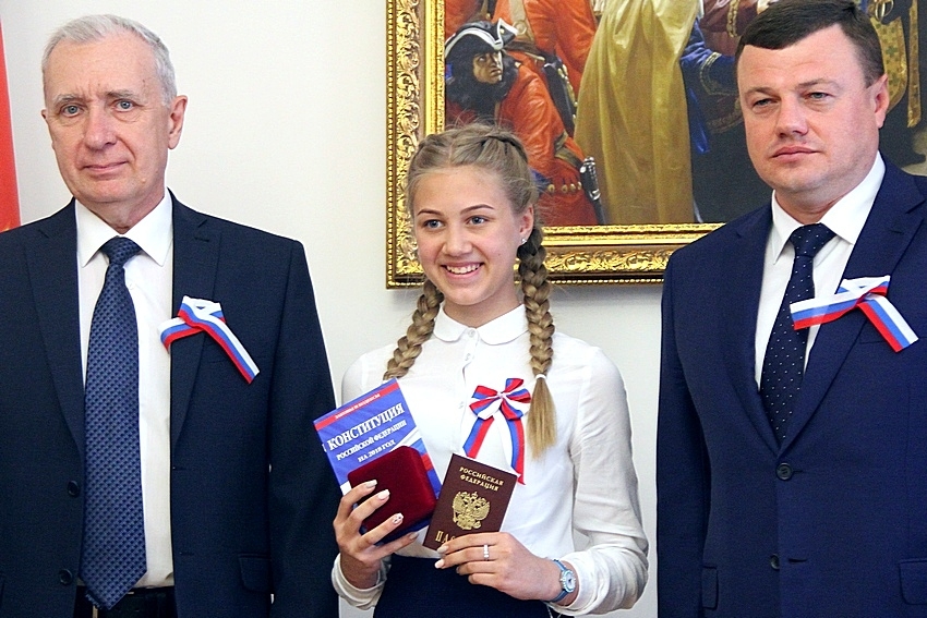 Губернатор Александр Никитин торжественно вручил паспорта одаренным школьникам 10