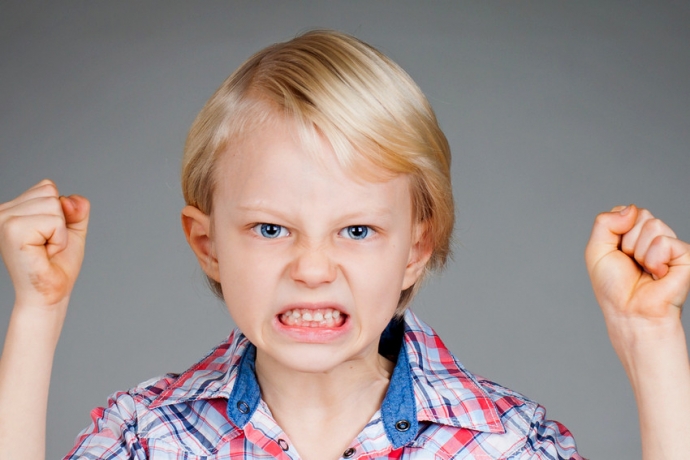 Причины агрессивного поведения детей – что делать родителям, когда ребенок злится и капризничает