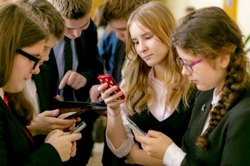 В школах ограничат пользование мобильными телефонами