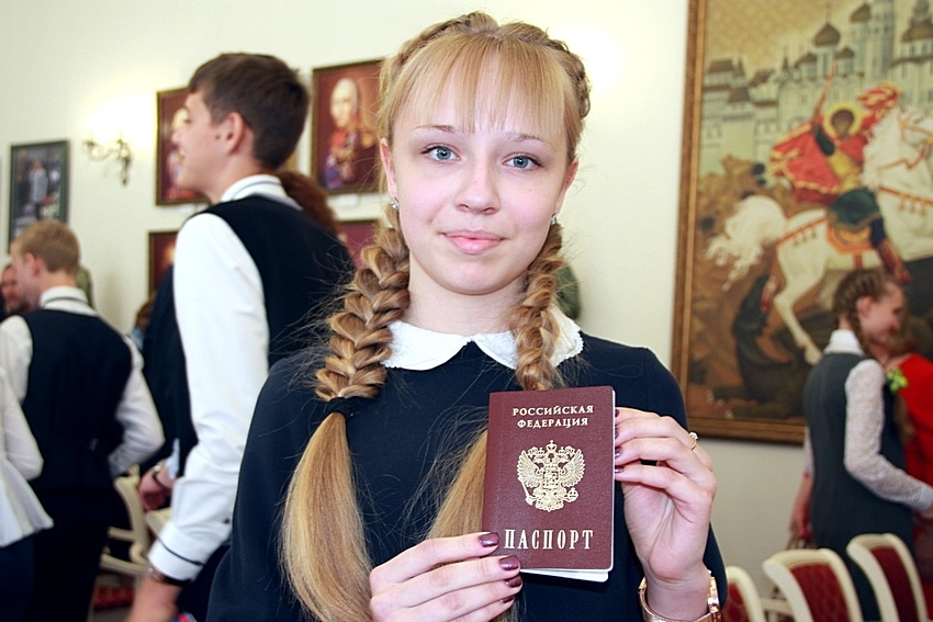 Губернатор Александр Никитин торжественно вручил паспорта одаренным школьникам 9