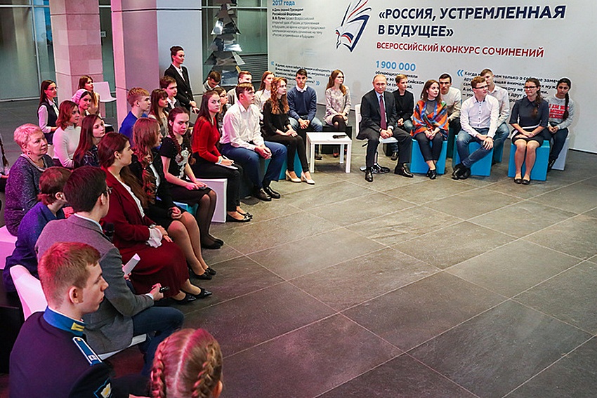 Владимир Путин встретился со школьниками, одержавшими победу во Всероссийском конкурсе сочинений 2