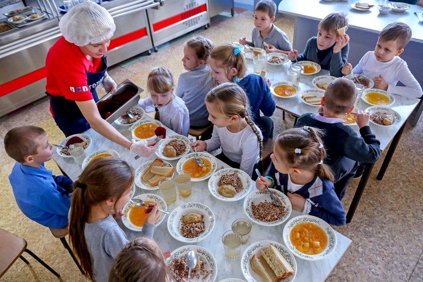 В Госдуме предложили «прикрепить» чиновников к школьным столовым