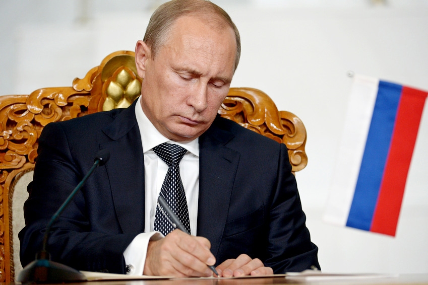 Путин подписал указ о дополнительных мерах поддержки семей с детьми