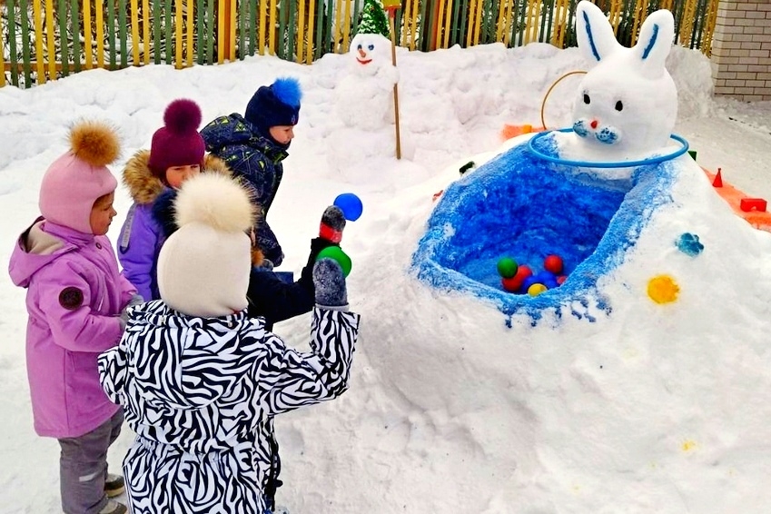 Снежные фигуры украсили территории детских садов
