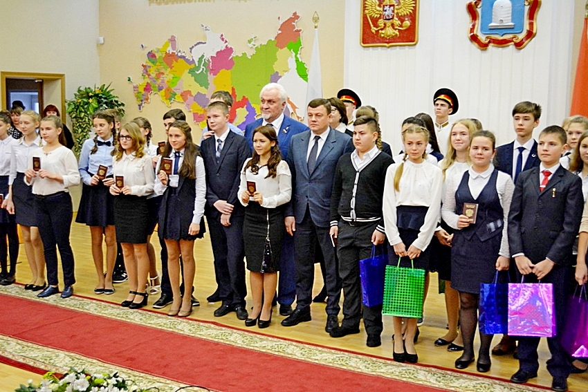 Губернатор Александр Никитин вручил паспорта одаренным школьникам области