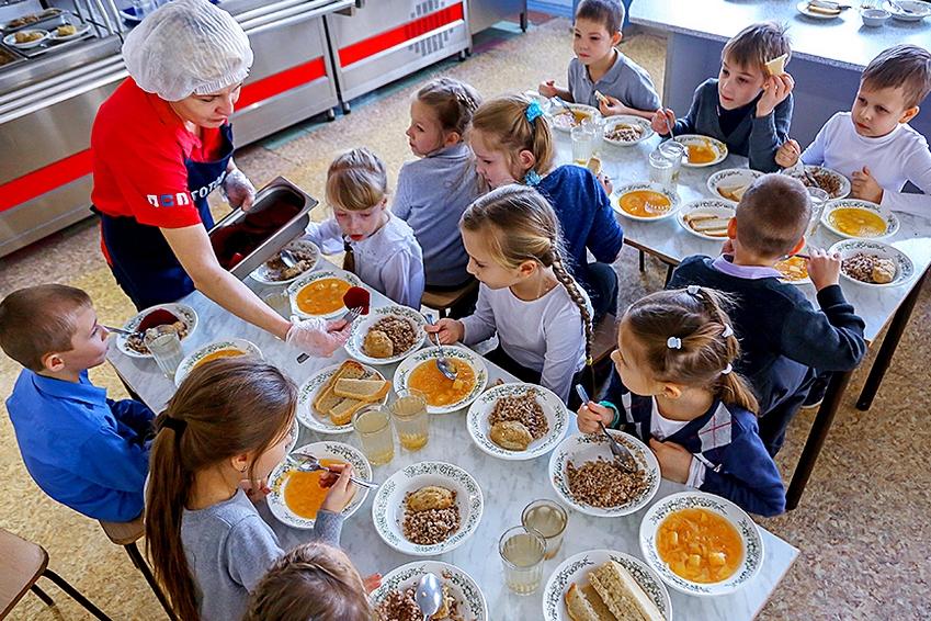 Родителям младшеклассников хотят разрешить заменять школьные завтраки на деньги