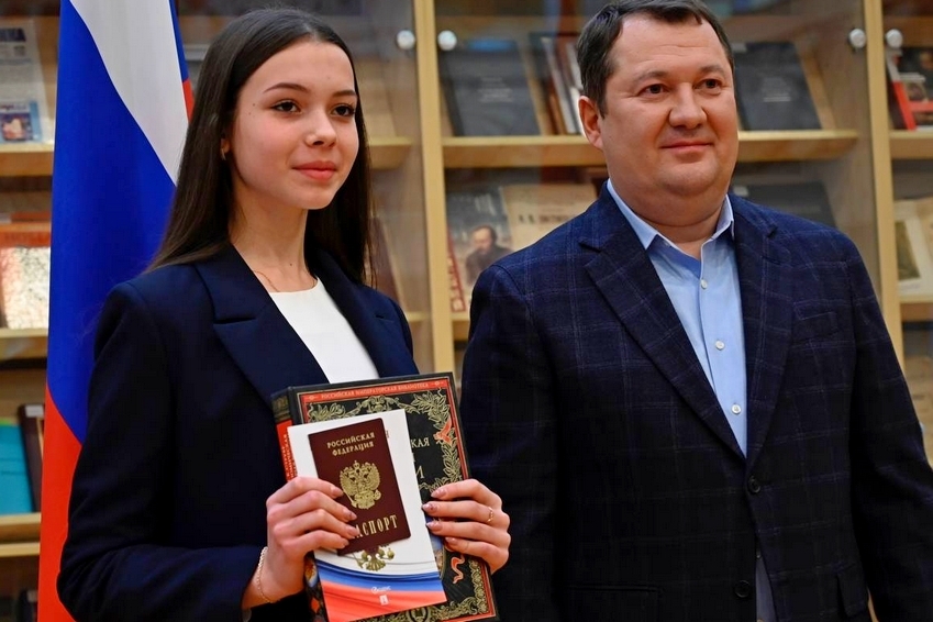 25 одарённых школьников области в торжественной обстановке получили свои первые паспорта