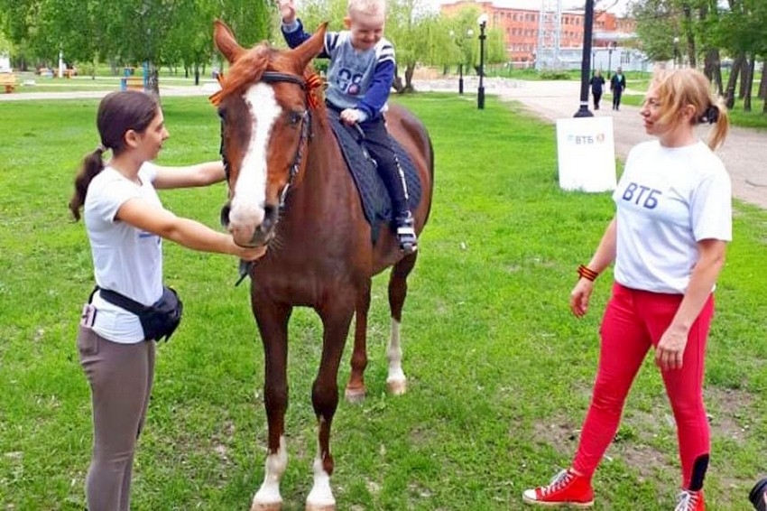 Котовская школьница лечит детей при помощи верховой езды