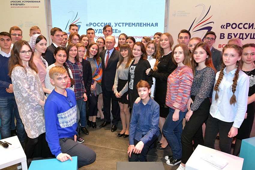 Владимир Путин встретился со школьниками, одержавшими победу во Всероссийском конкурсе сочинений 9