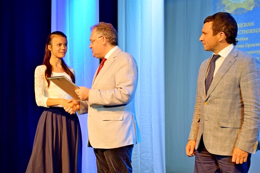 Тамбовским школьникам вручили городские именные стипендии и единовременные премии